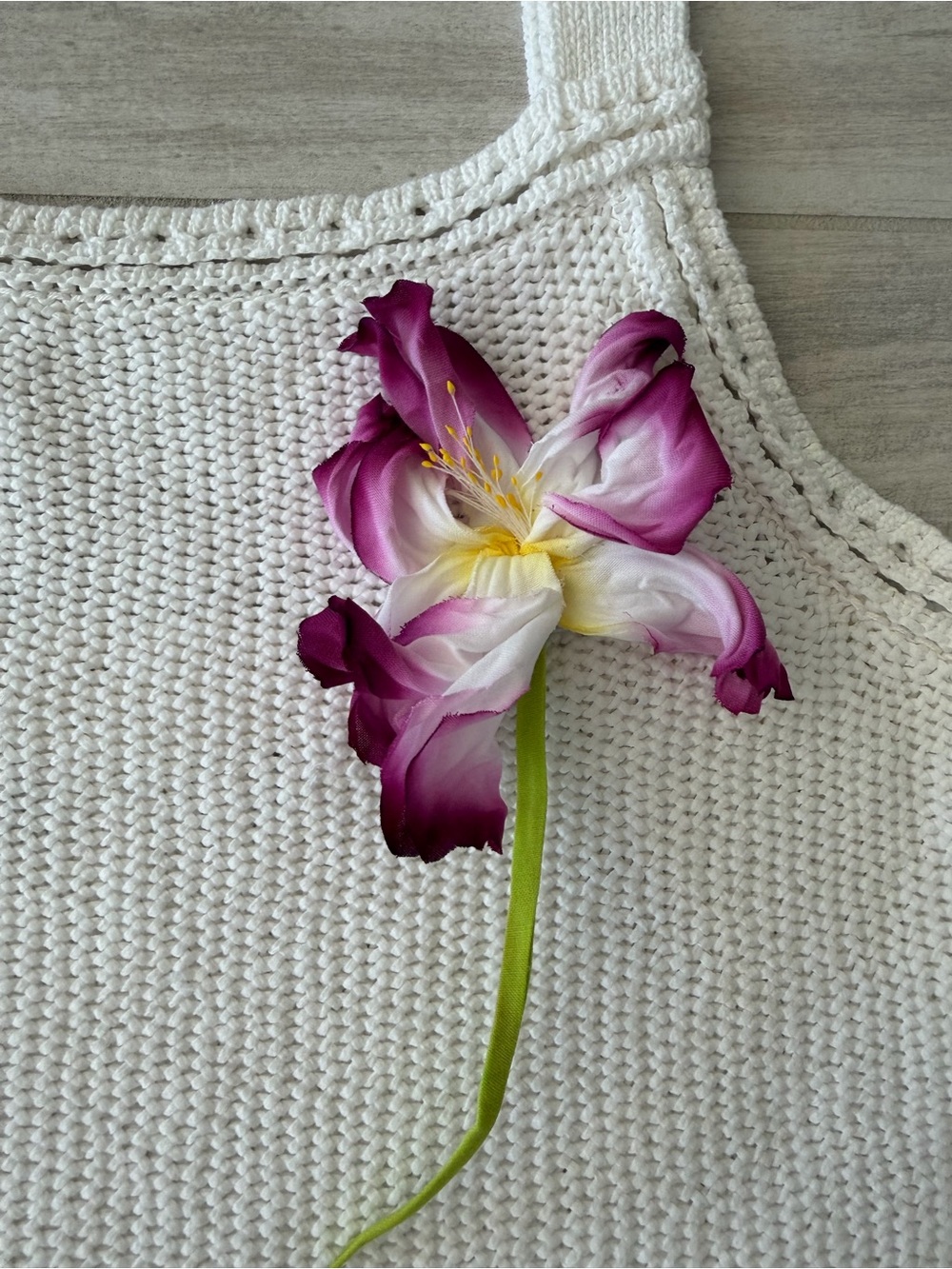 Banana Republic White Cropped Cotton Sweater Tank Size M-L with handmade brooch - Picture 2 of 7